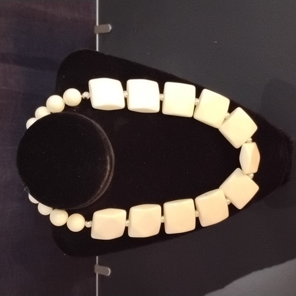 Associated Necklaces - Picture 3 of 12